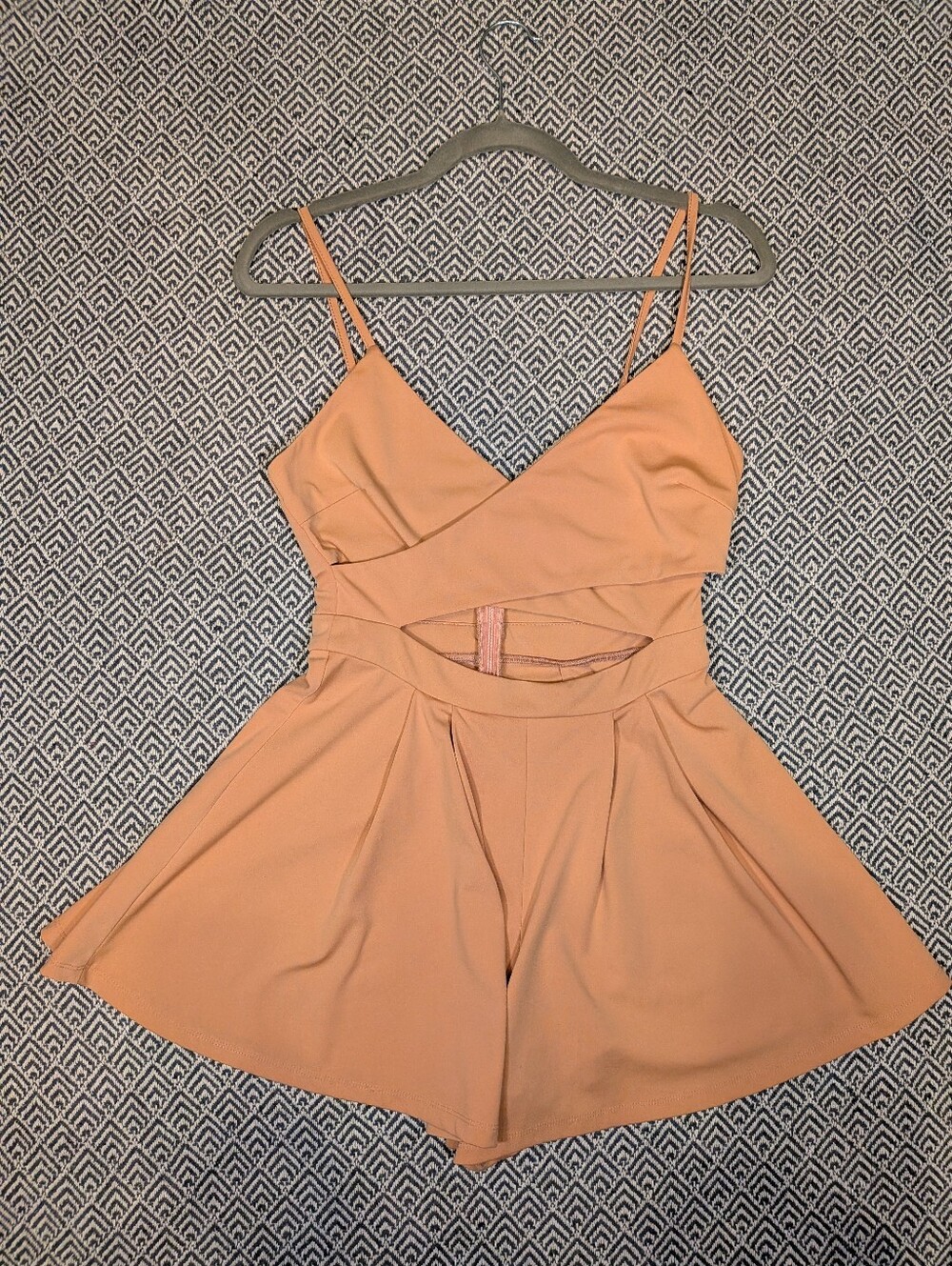 L'ATISTE By Amy Peach Flowy Summer Vacation Romper With Cutouts - Medium